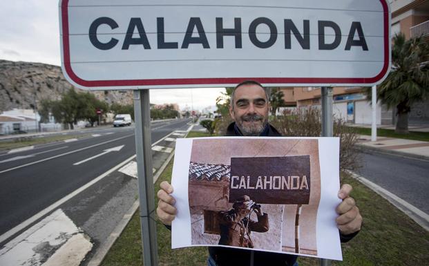 Fernando Alcalde, autor de la investigación, posa para IDEAL con la foto del miliciano del cartel de Calahonda en la localidad donde se tomó. /Javier Martín