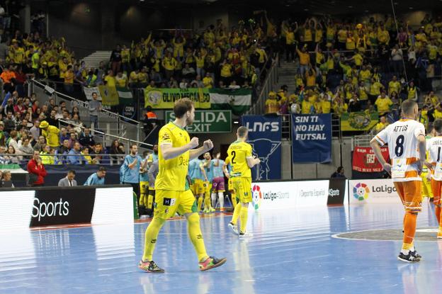 Los lagartos amarillos celebrando el triunfo ayer tras superar al Cartagena en el WiZinc Center. /PEDRO JESÚS CHAVES