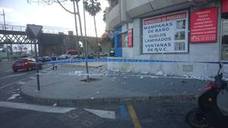 Cae parte de una cornisa de una décima planta de un edificio