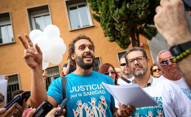 El médico Jesus Cándel cuando presentó un decálogo de exigencias al delegado de Salud./FERMÍN RODRÍGUEZ / IDEAL