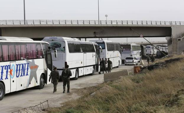 Autobuses dispuestos para la salida cerca de Damasco. /LOUAI BESHARA (AFP)
