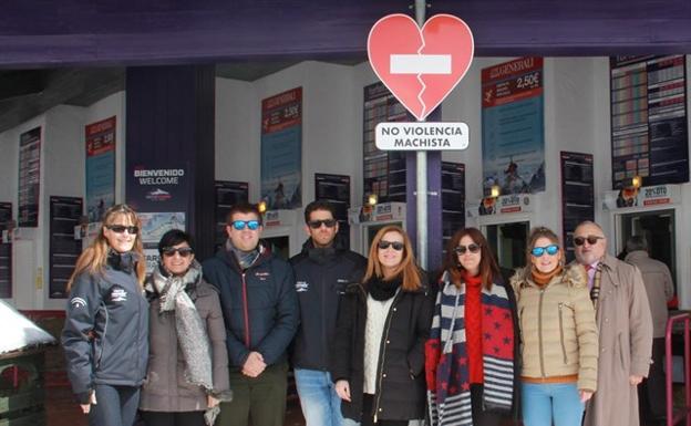 Diputación instala una señal simbólica contra la violencia machista en Sierra Nevada