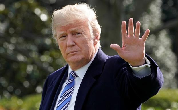 Donald Trump saluda. /Yuri Gripas (Reuters)