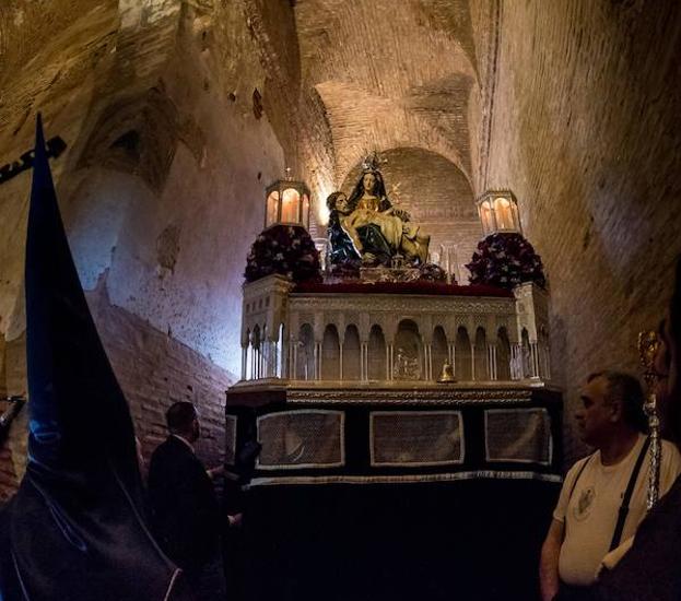 La cofradía de la Alhambra pasa por la Puerta de la Justicia./PEPE MARÍN