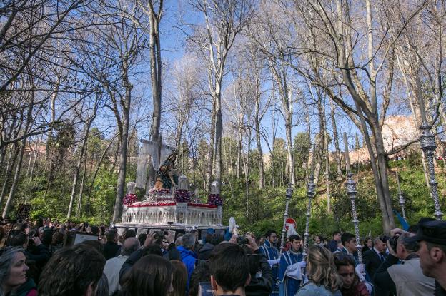 Un año más centenares de personas escogieron el bosque de la Alhambra para presenciar el paso de la cofradía del Sábado Santo. /Alfredo Aguilar