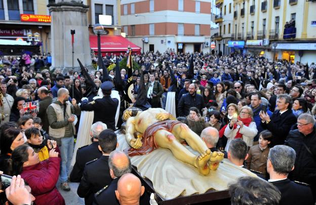 La Hermandad del Nazareno abrió el Viernes Santo, pero tuvo que volver antes a la Parroquia por la lluvia. /ENRIQUE