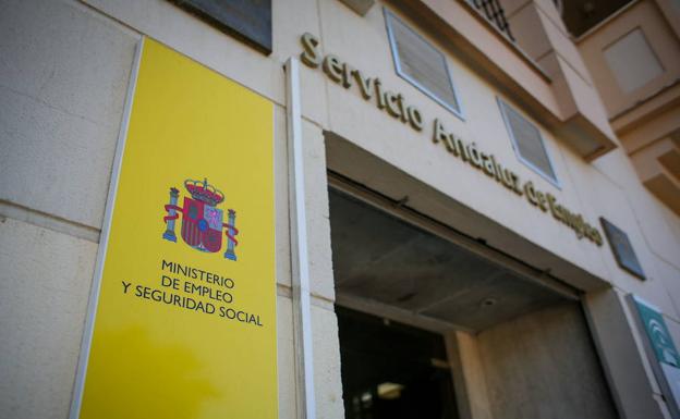 Oficina del SAE en la calle SOS del Rey Católico de Granada./F. R.