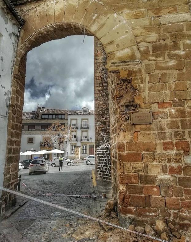 Un camión daña la Puerta de Úbeda en Baeza