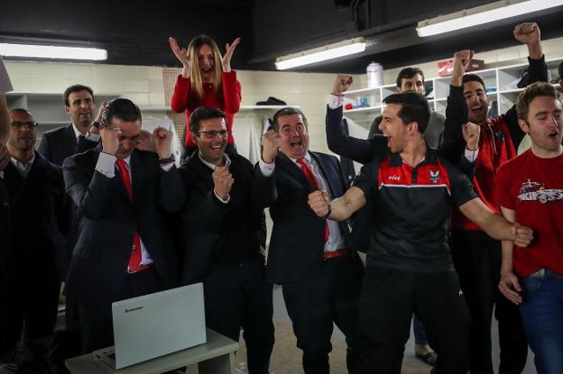 El presidente del club y el alcalde (i) celebran la victoria de Albacete en el vestuario./FERMÍN RODRÍGUEZ
