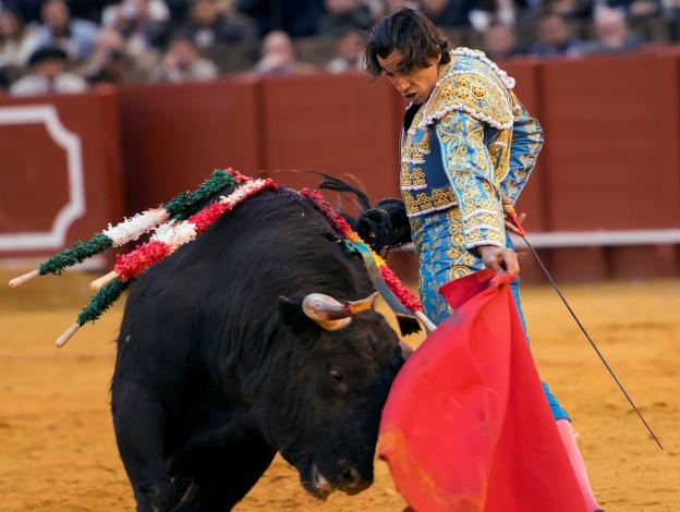 Curro Díaz da un pase con la muleta al segundo de su lote ayer en La Maestranza sevillana./EFE