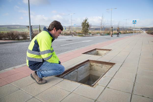 Las tapas de muchas arquetas de Marchalhendín han sido sustraídas por los lateros./JORGE PASTOR