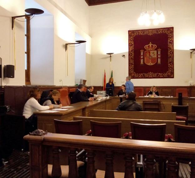 El agente acusado ayer, durante el juicio en la Audiencia./ Y. H.