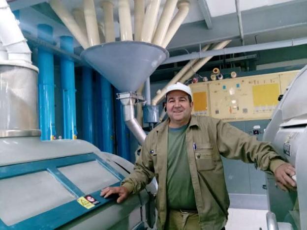 Jacinto Rufián, diagnosticado de párkinson, celebró ayer el día mundial de esa enfermedad trabajando en su fábrica de harina./A. PEÑALVER