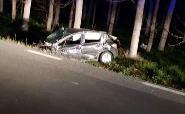 Vehículo siniestrado donde viajaban los dos fallecidos y el herido leve el pasado lunes en Fonelas. :: J. J. pérez/