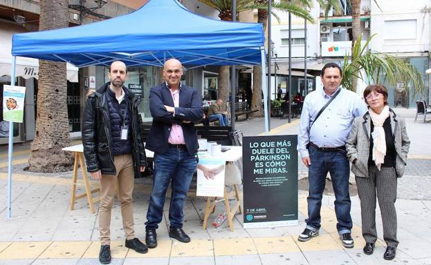 Voluntarios de la Asociación junto al concejal Gregorio Morales que visitó el expositor de la plaza Gaspar Esteva. /IDEAL