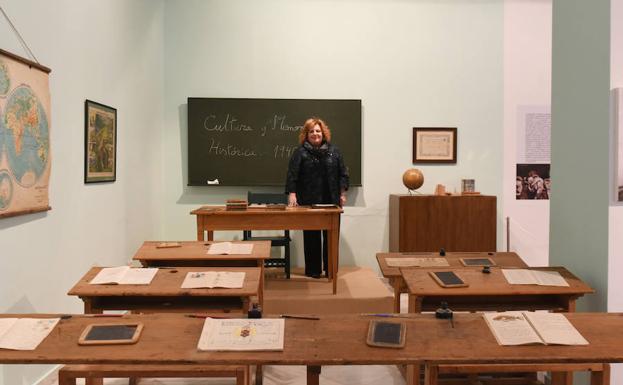 Recrean en Granada un aula de los años 40 para comparar la escuela franquista y la republicana