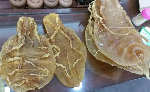 Vejigas disecadas en un mercado chino.