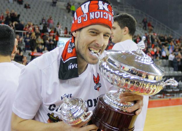Eloy posa con el trofeo de LEB Plata. /RAMÓN L. PÉREZ