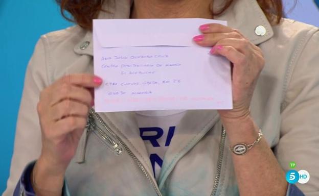 Ana Rosa muestra la carta en su programa. /