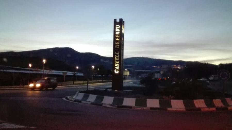 El monolito iluminado luce correctamente en la entrada de Castell desde la pasada Semana Santa.