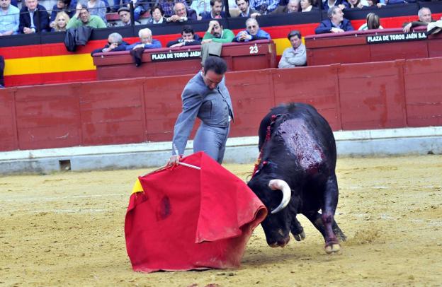 El torero Enrique Ponce, tras uno de sus pases en el festival taurino de la Alameda de Jaén. /ENRIQUE