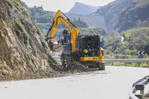 Máquinas de la Diputación retiraron ayer tierras y piedras desprendidas de la ladera colindante con la carretera de Güéjar. /Alfredo Aguilar