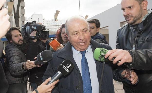 El exalcalde de Granada, José Torres Hurtado, a su llegada a los juzgados donde llegó para declarar como investigado en el 'Caso Serrallo'. /MIGUEL ANGEL MOLINA / Ideal