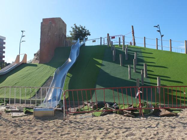 La zona del cerro y la Alcazaba lleva meses cerrada al público con vallas de obra y cinta./