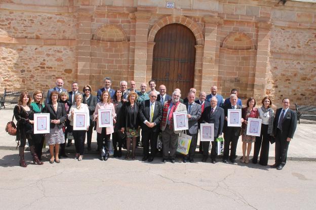 Foto de familia de las autoridades junto a todos los distinguidos ayer en los premios Corazón de Olavidia, en Carboneros. /Lorena Cádiz