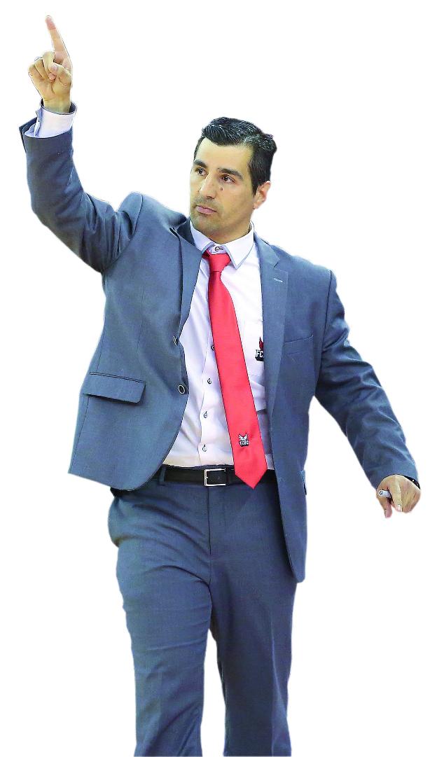 Pin aparcó este año la corbata para dirigir con más comodidad. /Ramón L. Pérez