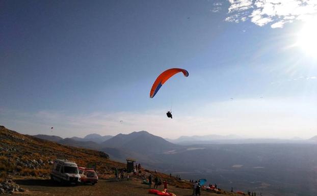 Imagen de archivo de una concentración de vuelo en parapente./CHAPA