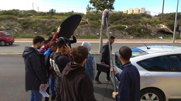 Grabación de una escena de exterior en una de las vías principales del barrio almeriense de El Puche./IDEAL