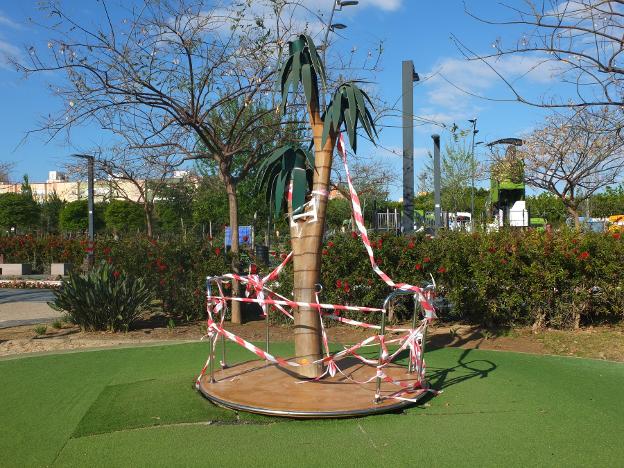 La palmera que ya no da vueltas en el Parque de las Familias. /Sergio González Hueso