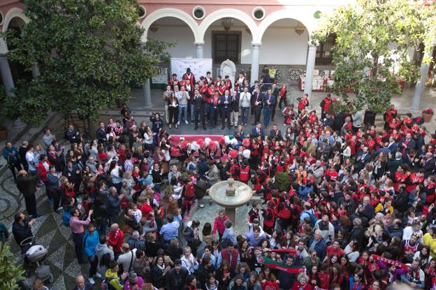 Jugadores, cuerpo técnico y directiva, junto a las autoridades, festejando el ascenso con cientos de aficionados en el Ayuntamiento./Alfredo Aguilar