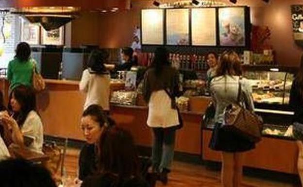 Detenidos por estar en una cafetería «sin consumir»