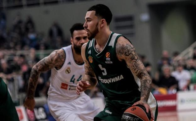 Mike James, con Jeffrey Taylor al fondo. /EFE