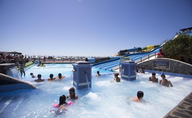 Una de las piscinas del parque acuático Aquatropic. /Javier Martín