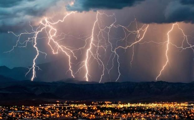 ¿Por qué jamás debes ducharte ni lavar los platos durante una tormenta?