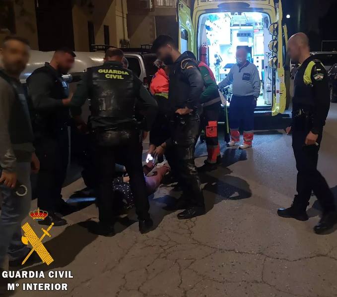 Sucesos y agresiones La Guardia Civil reduce a una mujer en Almería