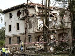 La casa cuartel de la Guardia Civil de Legutiano quedó totalmente destrozada. /EFE/