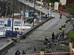 Varios agentes inspeccionan los restos de la furgoneta. /AP/