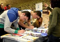 Varios universitarios, en un salon de orientación para encontrar empleo. / J. Marín | Vídeo: Atlas/