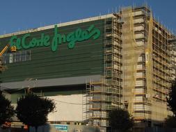 A TOPE. Operarios ultiman los trabajos de construcción del centro de El Corte Inglés. /IDEAL/