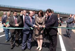 La consejera Gutiérrez, entre el consejero Zarrías y el alcalde de Linares, el pasado marzo. /ENRIQUE/
