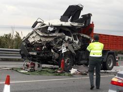 La cabina del camión del fallecido quedó totalmente destrozada. EFE/