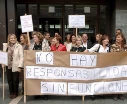 PROTESTA. Un de los actos de secretarios judiciales celebrados ayer en España. /EFE/
