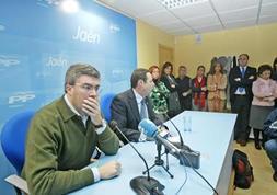 ANUNCIO. Sánchez de Alcázar, con Fernández de Moya y concejales, ayer en la sede del PP. /FRANCIS/