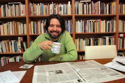 Andrés Neuman, ayer, en su casa, donde recibió la noticia./ LUCÍA RIVAS/
