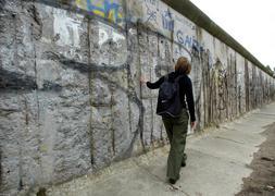 Un niño pasa al lado del Muro de un tramo del antiguo muro de Berlín. A.P./
