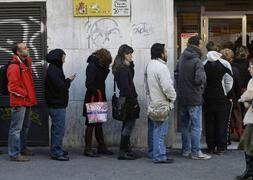 Desempleados en la cola del paro. / IDEAL/